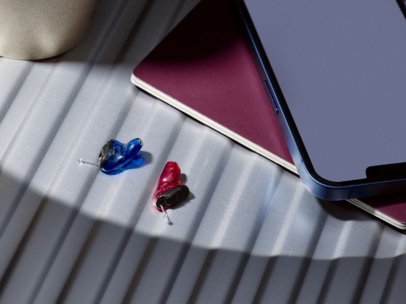 aparelho auditivo moderno microfones